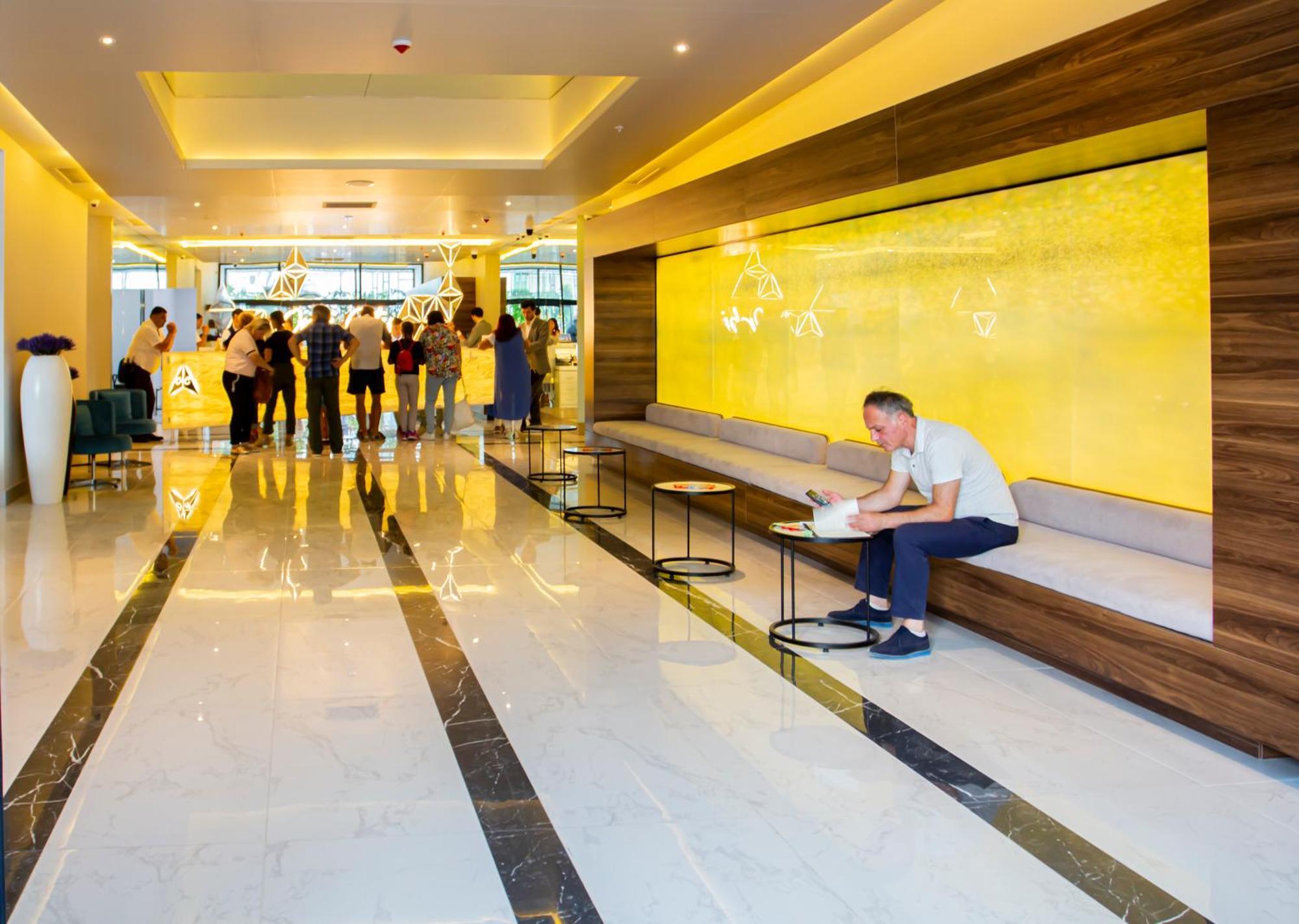 Orbi City Center Sea View Aparthotel Batumi Bagian luar foto