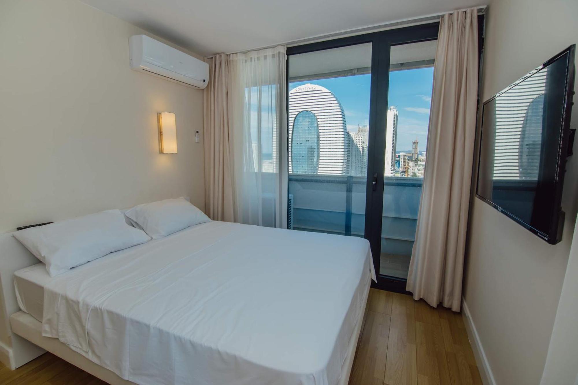 Orbi City Center Sea View Aparthotel Batumi Bagian luar foto
