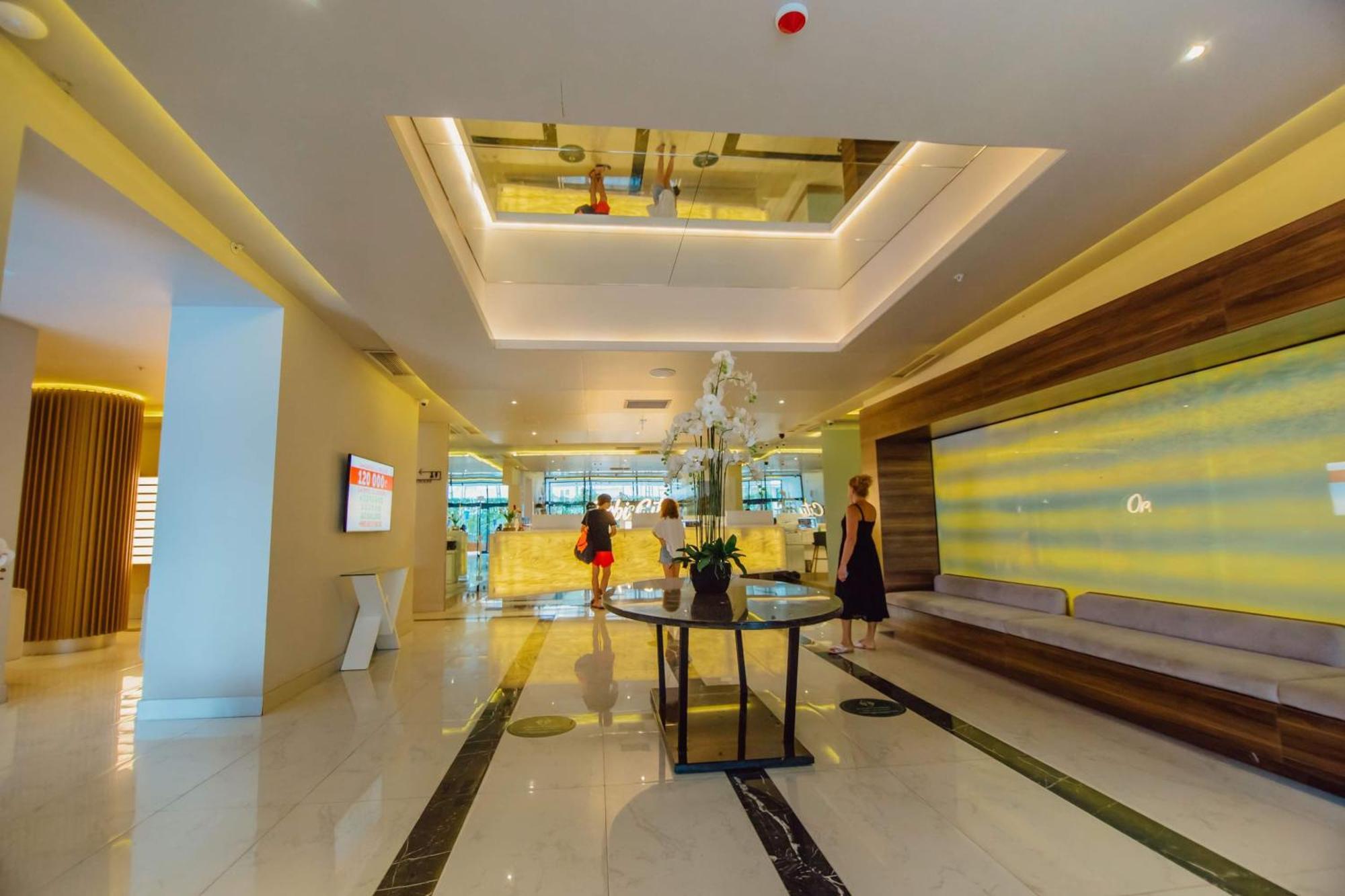 Orbi City Center Sea View Aparthotel Batumi Bagian luar foto