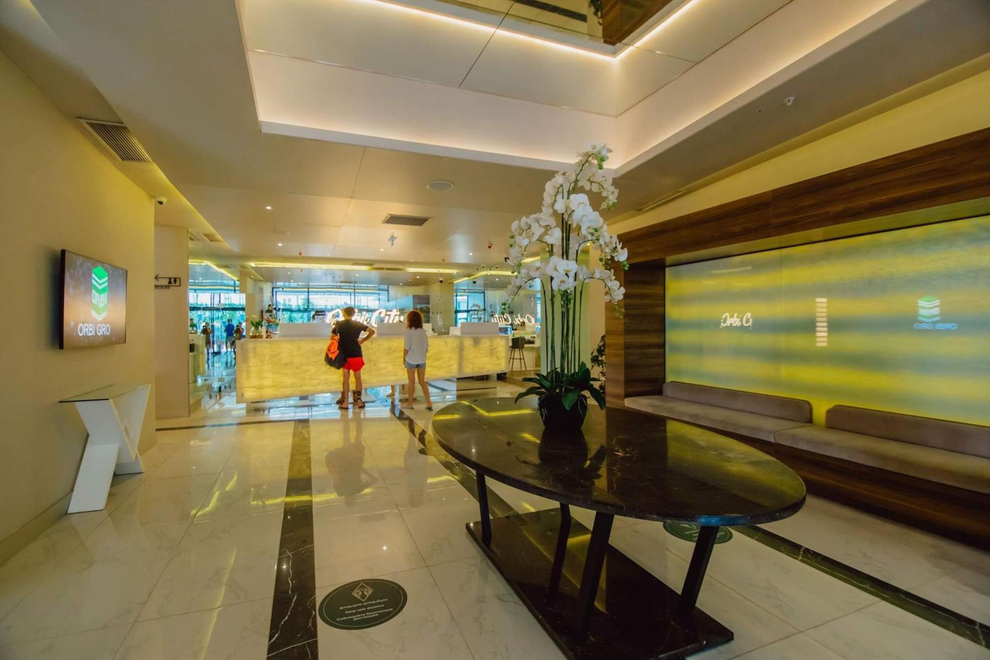 Orbi City Center Sea View Aparthotel Batumi Bagian luar foto